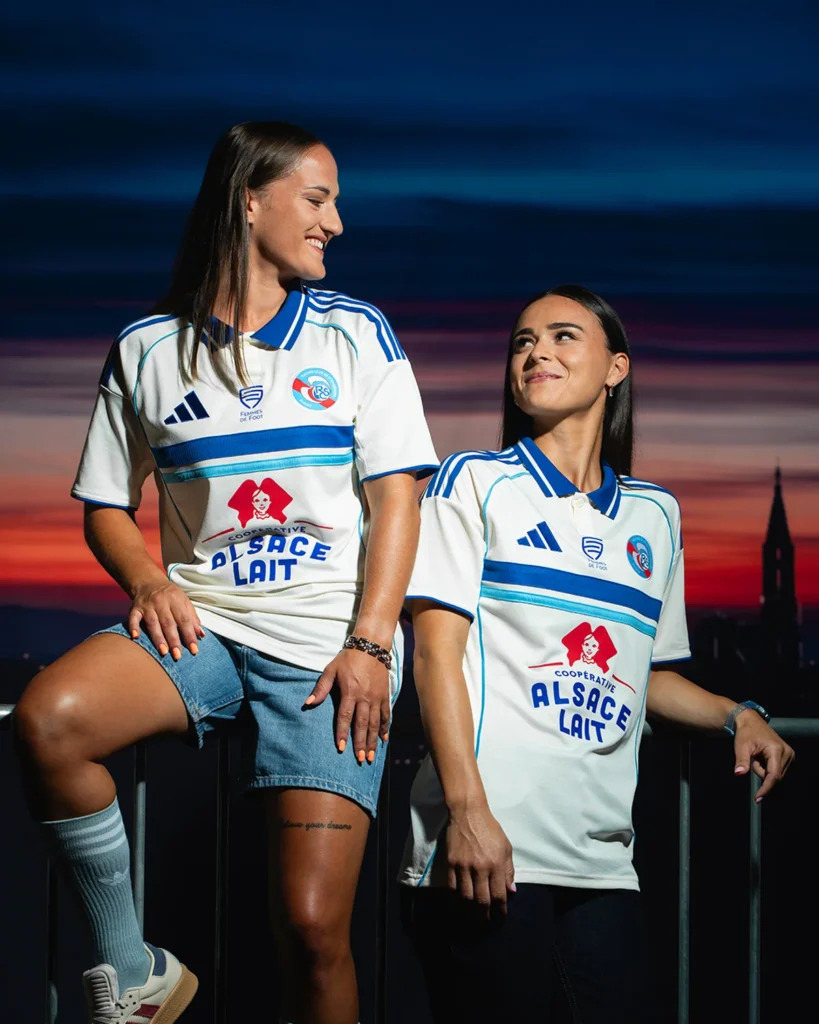 RC Strasbourg presenta sus camisetas 2025-2026: homenaje a la catedral, guiño retro y la cigüeña como emblema