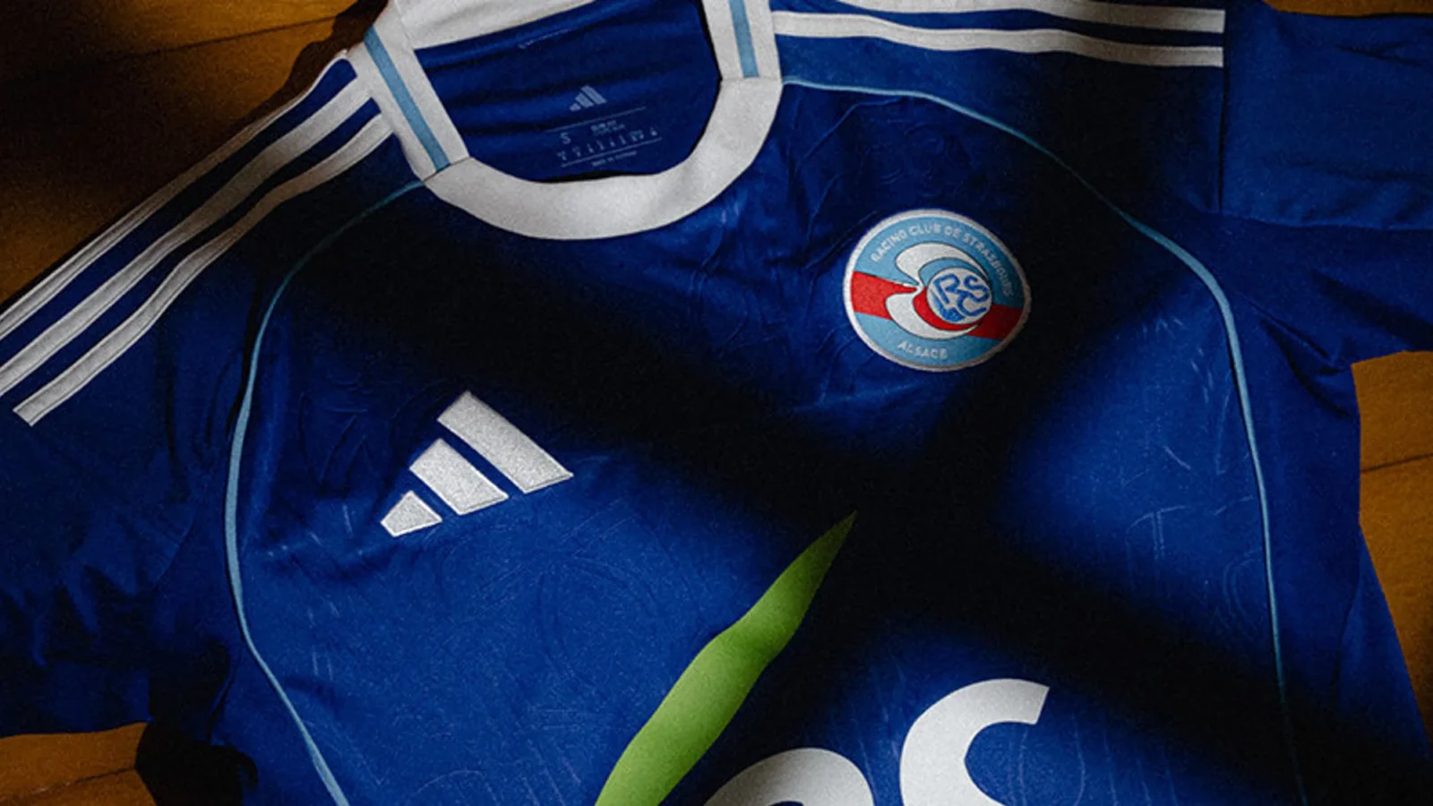 RC Strasbourg presenta sus camisetas 2025-2026: homenaje a la catedral, guiño retro y la cigüeña como emblema