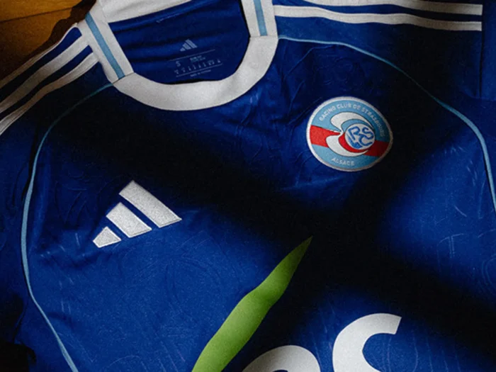 RC Strasbourg presenta sus camisetas 2025-2026: homenaje a la catedral, guiño retro y la cigüeña como emblema