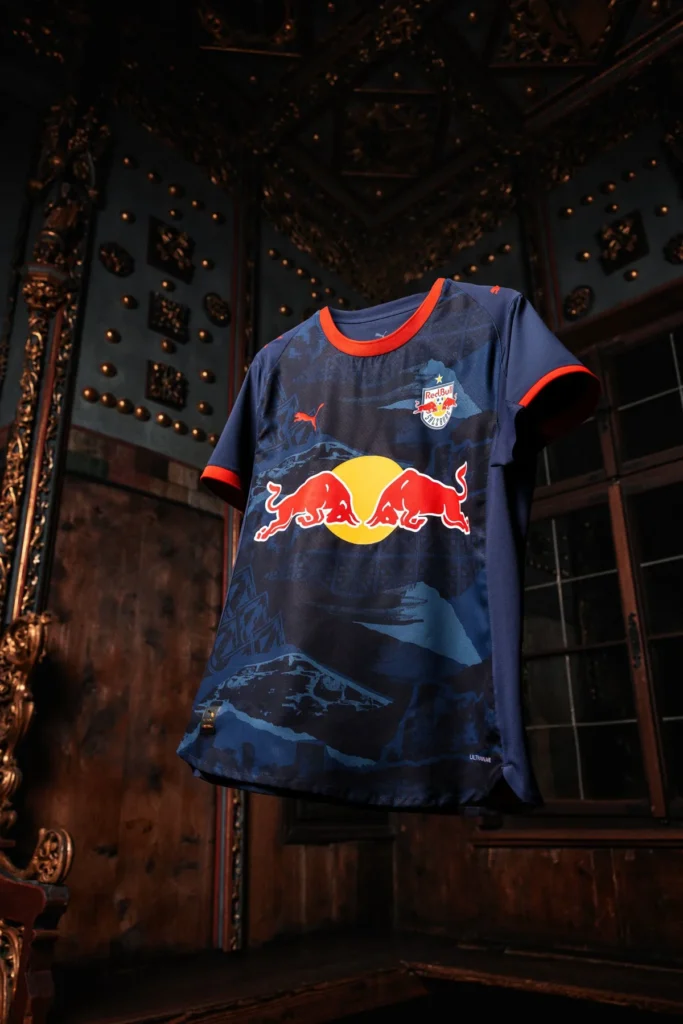Red Bull Salzburg presenta sus camisetas 2025-2026 inspiradas en la ciudad, las banderas y la fortaleza de Hohensalzburg