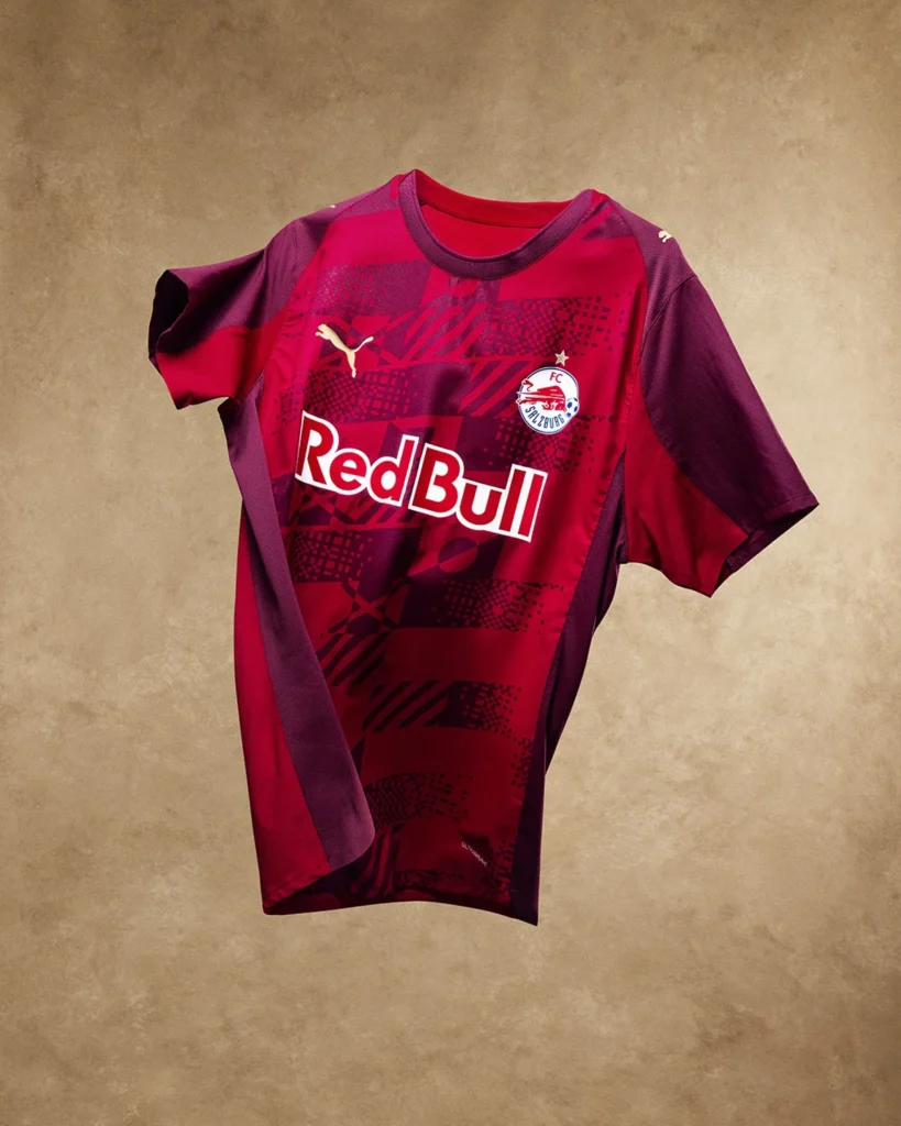 Red Bull Salzburg presenta sus camisetas 2025-2026 inspiradas en la ciudad, las banderas y la fortaleza de Hohensalzburg