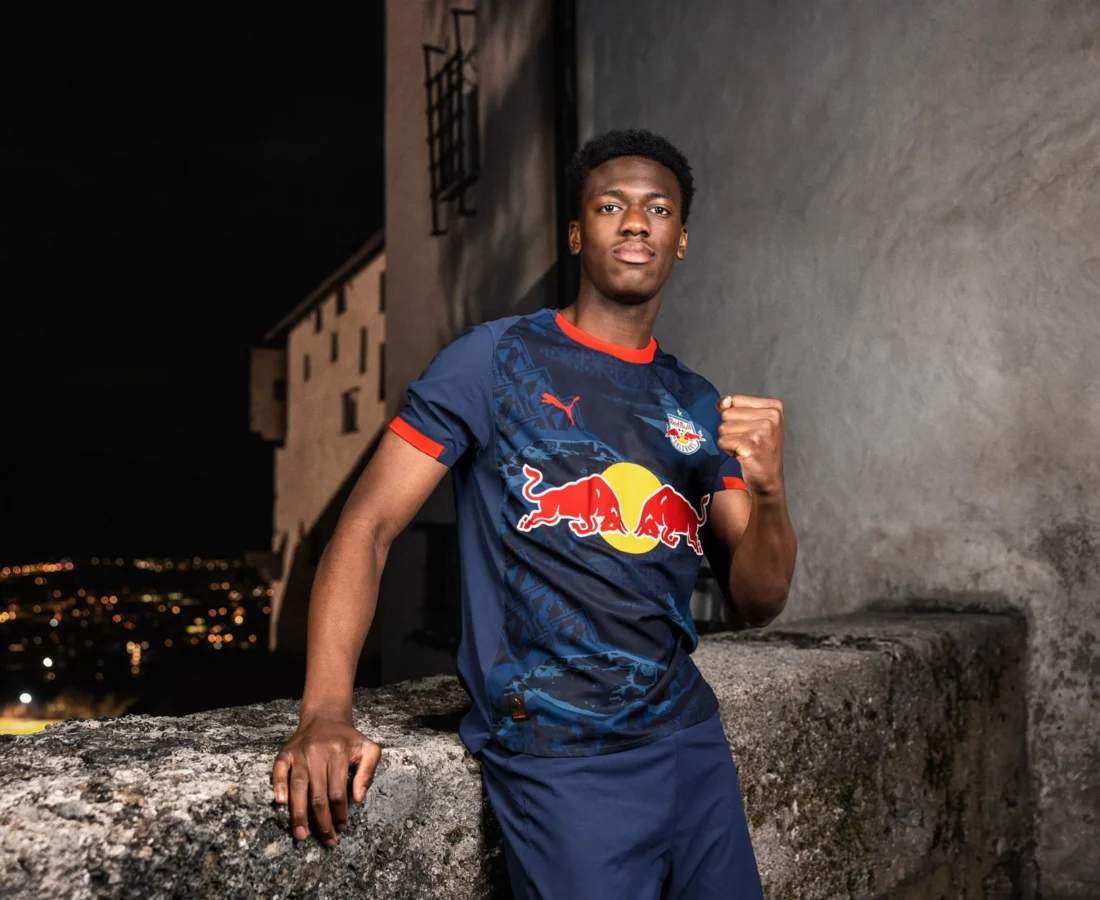 Red Bull Salzburg presenta sus camisetas 2025-2026 inspiradas en la ciudad, las banderas y la fortaleza de Hohensalzburg