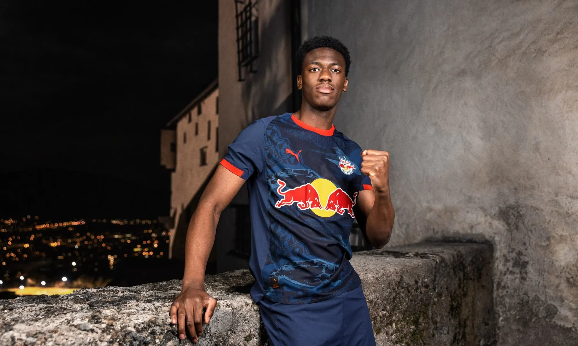 Red Bull Salzburg presenta sus camisetas 2025-2026 inspiradas en la ciudad, las banderas y la fortaleza de Hohensalzburg