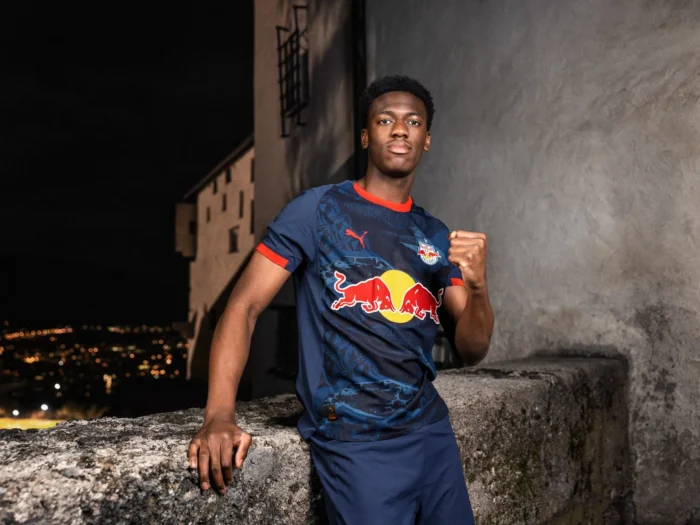 Red Bull Salzburg presenta sus camisetas 2025-2026 inspiradas en la ciudad, las banderas y la fortaleza de Hohensalzburg
