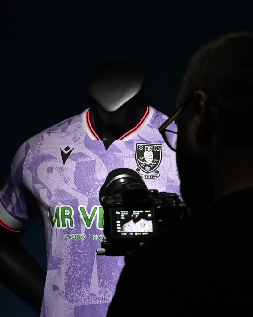 Las camisetas del Sheffield Wednesday 2025-2026: tradición azul y blanca y una visitante lila