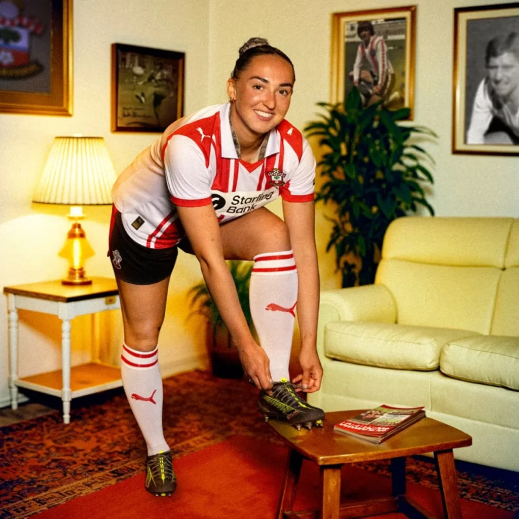 Southampton presenta sus camisetas 2025-2026 inspiradas en las equipaciones de los años 70 y 90