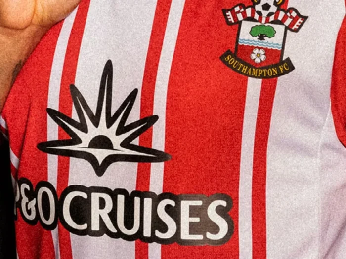 Southampton presenta sus camisetas 2025-2026 inspiradas en las equipaciones de los años 70 y 90