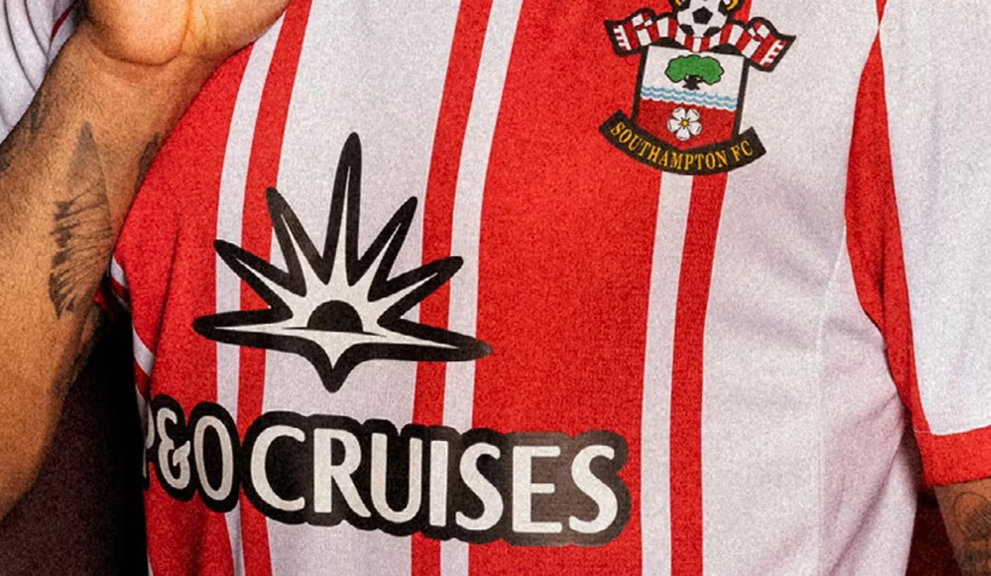 Southampton presenta sus camisetas 2025-2026 inspiradas en las equipaciones de los años 70 y 90