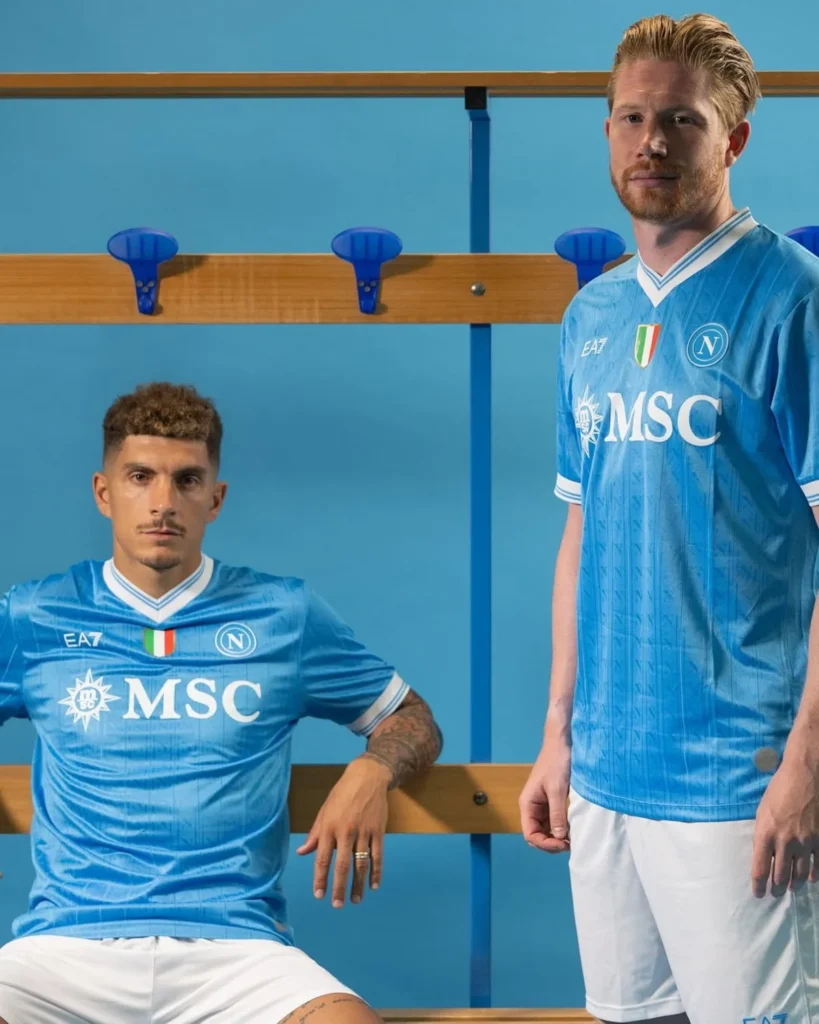 El Napoli campeón presenta sus camisetas 2025-2026: homenaje a la ciudad y al café