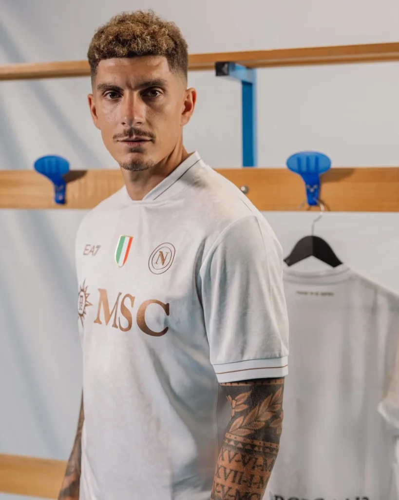 El Napoli campeón presenta sus camisetas 2025-2026: homenaje a la ciudad y al café