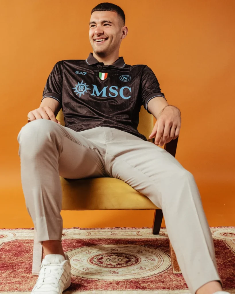 El Napoli campeón presenta sus camisetas 2025-2026: homenaje a la ciudad y al café