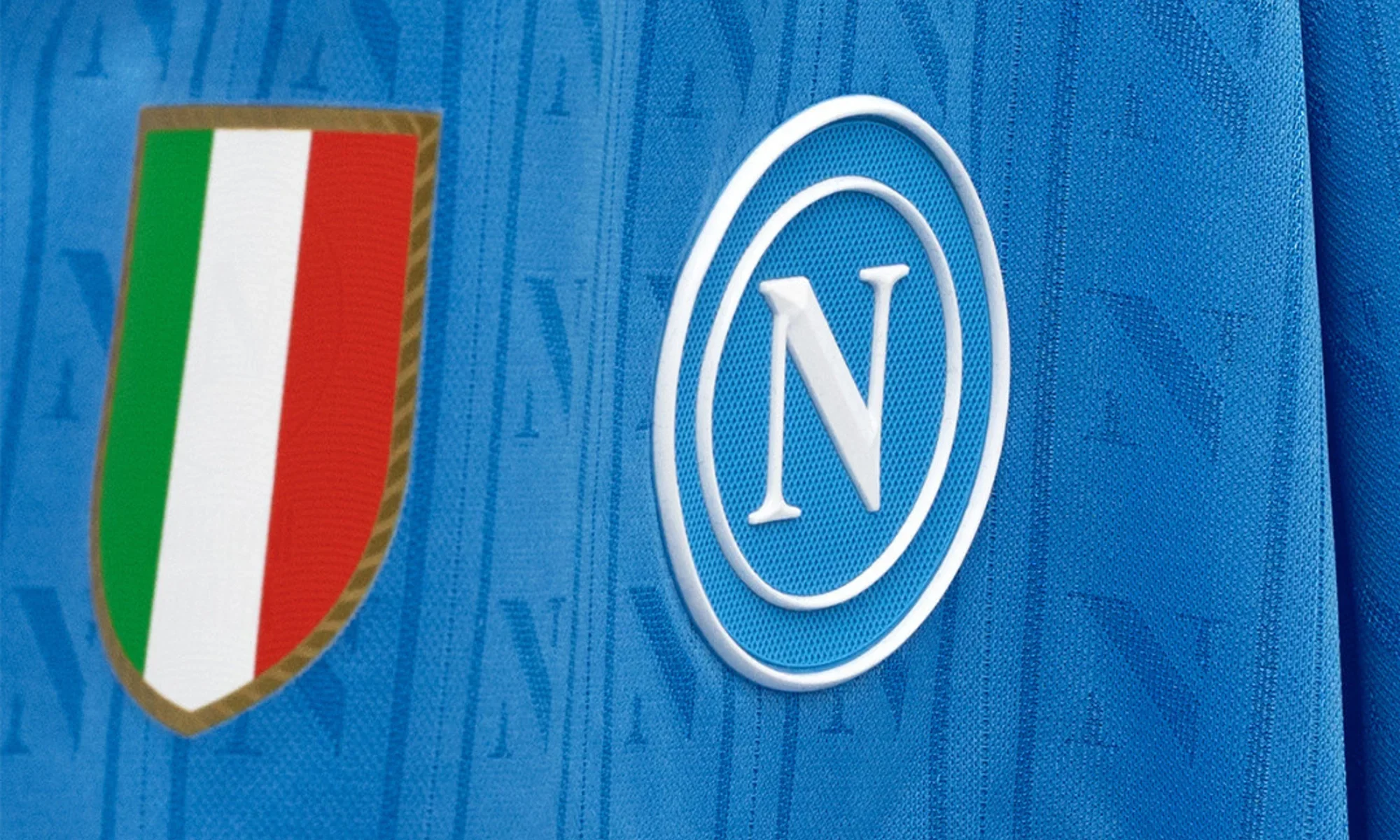 El Napoli campeón presenta sus camisetas 2025-2026: homenaje a la ciudad y al café