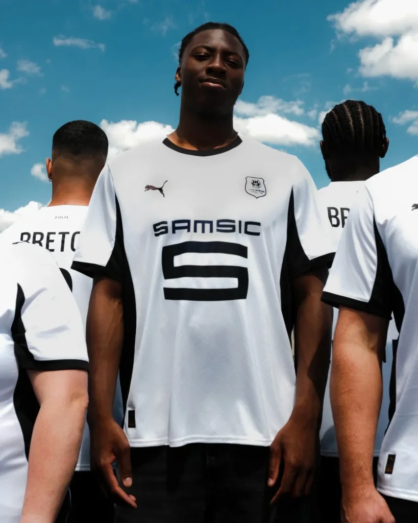 Stade Rennes presenta sus camisetas 2025-2026: homenaje a una leyenda, a Bretaña y al mercado