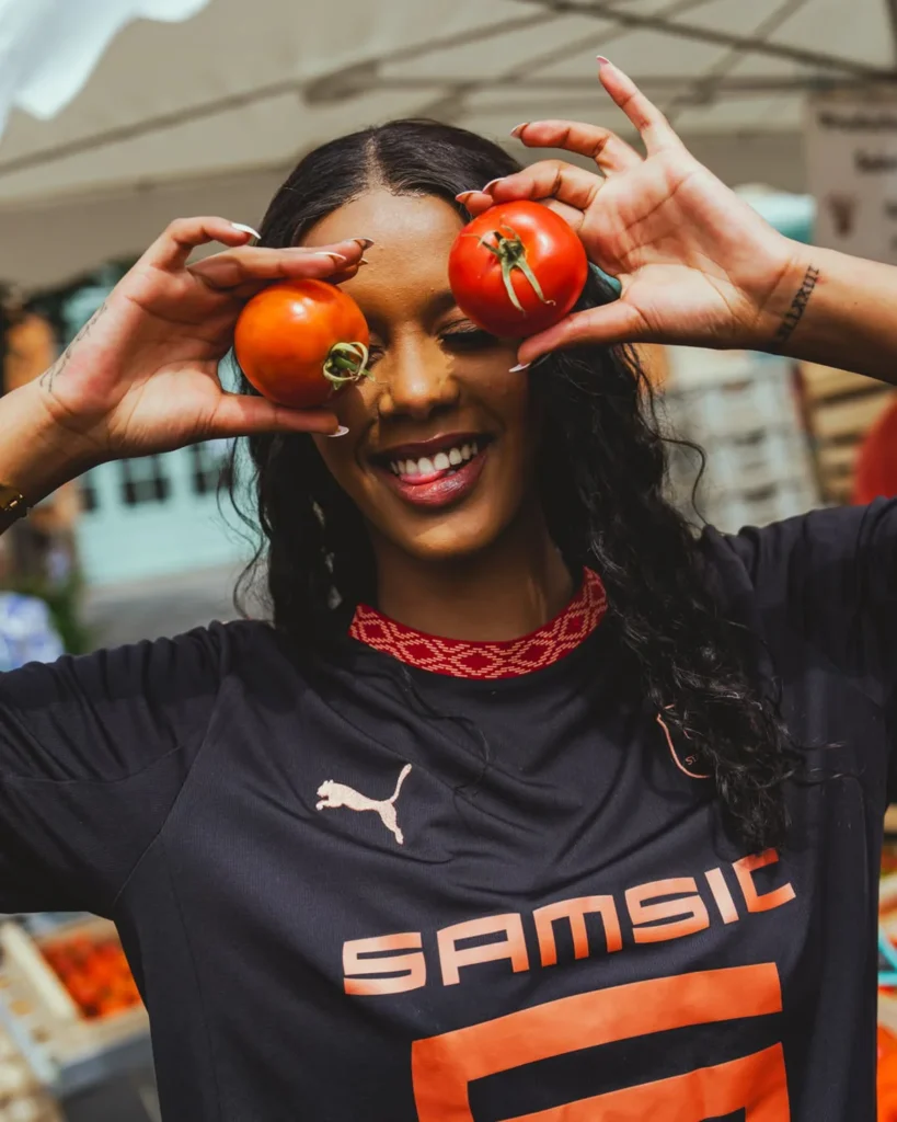 Stade Rennes presenta sus camisetas 2025-2026: homenaje a una leyenda, a Bretaña y al mercado