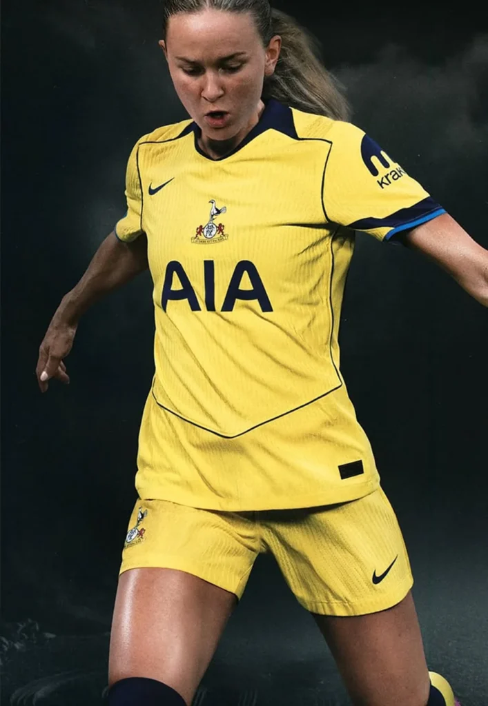 Tercera camiseta del Tottenham Hotspur 2025-2026: amarillo y plantilla Total90 de Nike