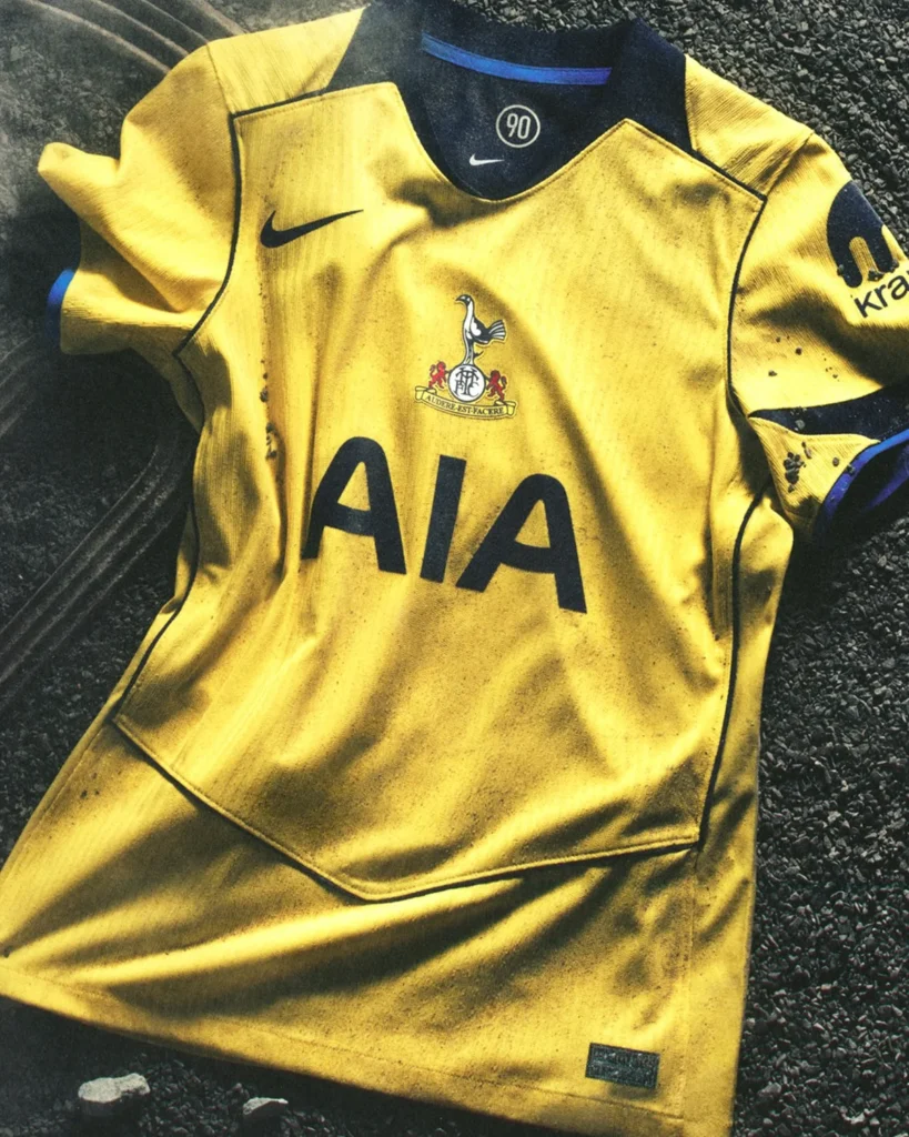 Tercera camiseta del Tottenham Hotspur 2025-2026: amarillo y plantilla Total90 de Nike