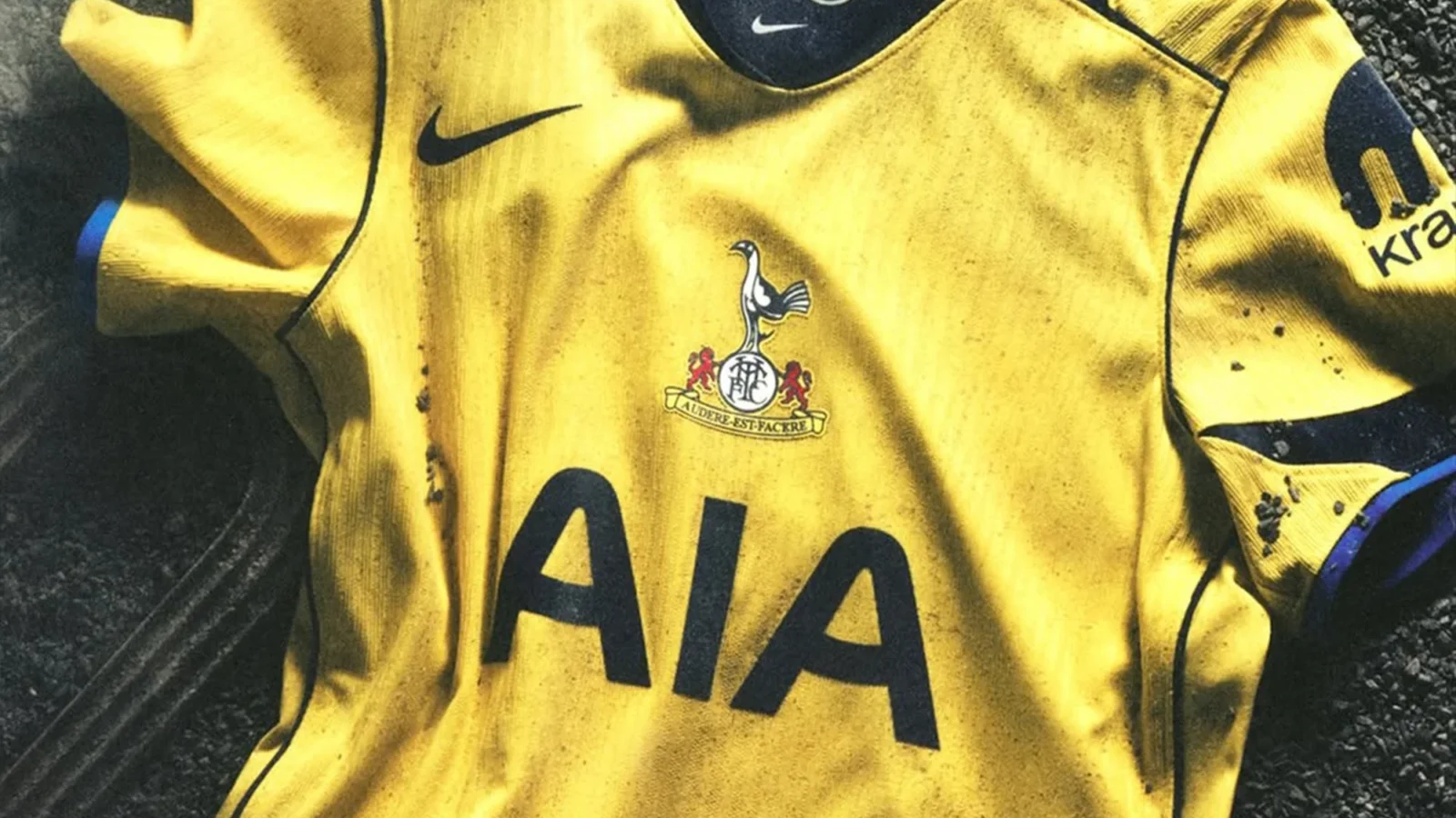 Tercera camiseta del Tottenham Hotspur 2025-2026: amarillo y plantilla Total90 de Nike