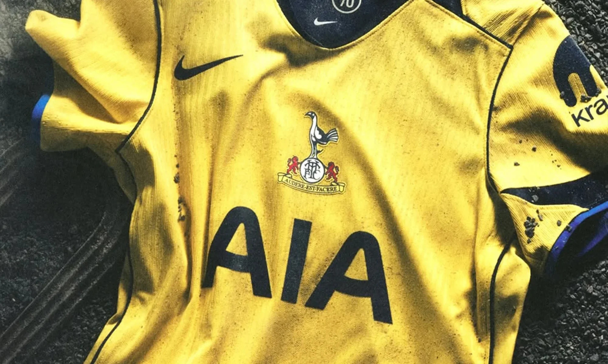 Tercera camiseta del Tottenham Hotspur 2025-2026: amarillo y plantilla Total90 de Nike