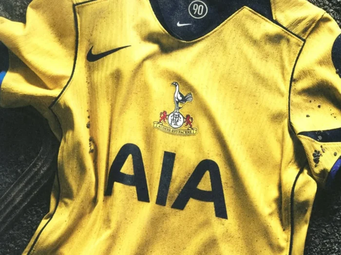 Tercera camiseta del Tottenham Hotspur 2025-2026: amarillo y plantilla Total90 de Nike