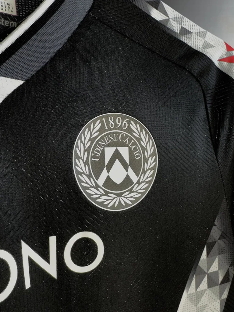 Udinese Calcio presenta sus camisetas 2025-2026, inspiradas en las de los años 90 y 2000