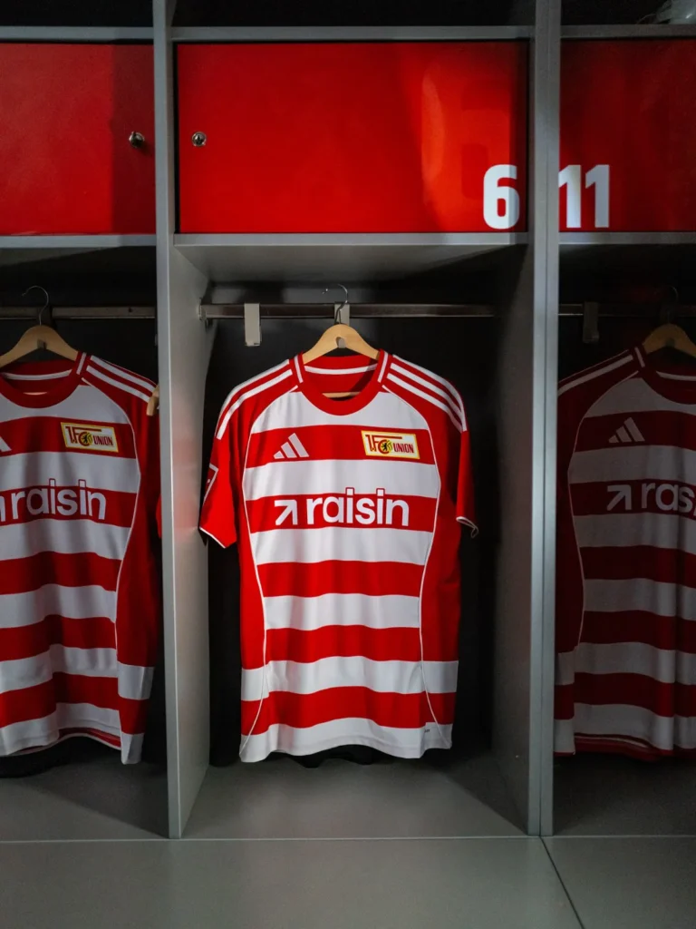 Las camisetas del Union Berlin 2025-2026: rayas rojas, bosque verde y un tercer equipo retro