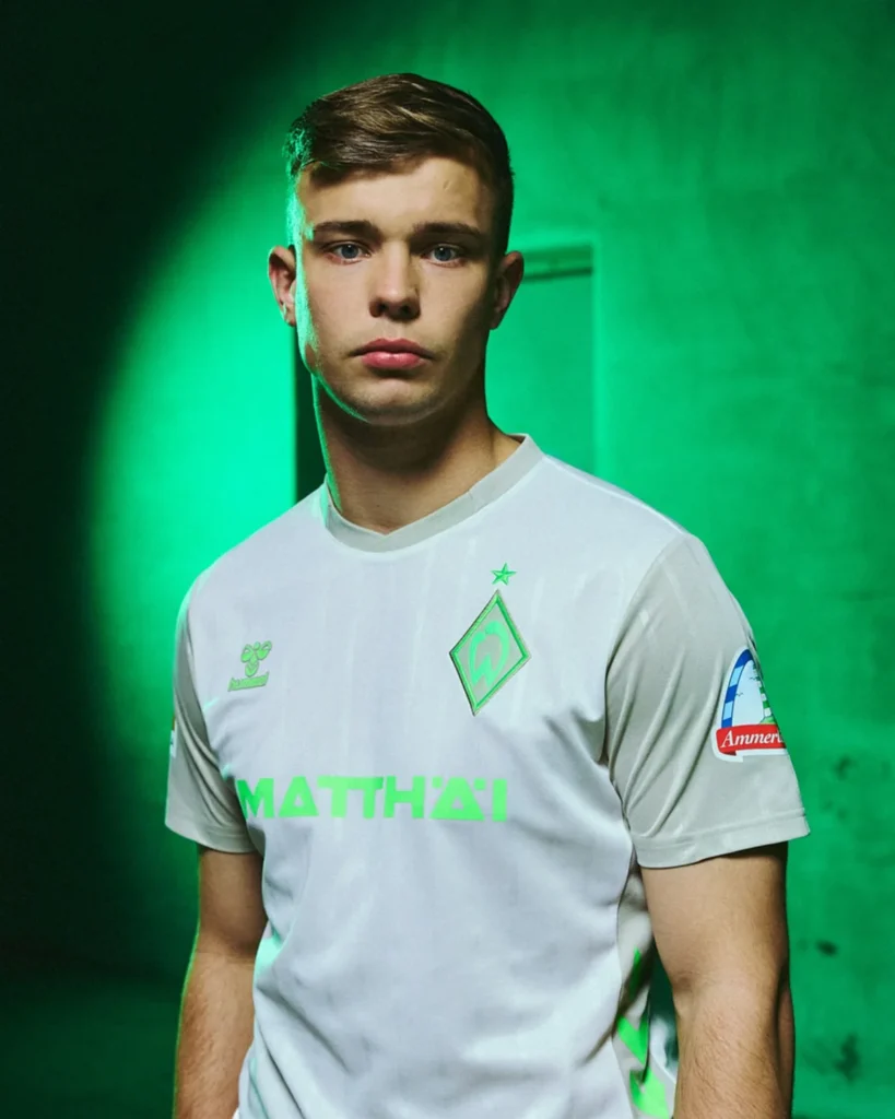 Werder Bremen presenta sus camisetas 2025-2026: tranvías, neón y 60 años del primer título