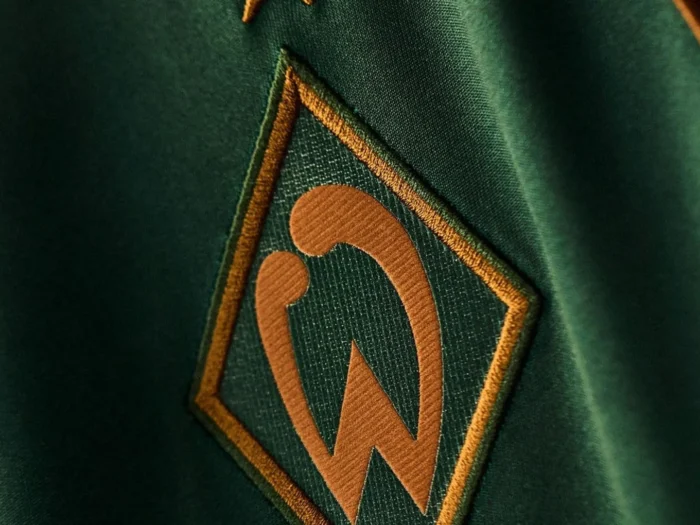 Werder Bremen presenta sus camisetas 2025-2026: tranvías, neón y 60 años del primer título