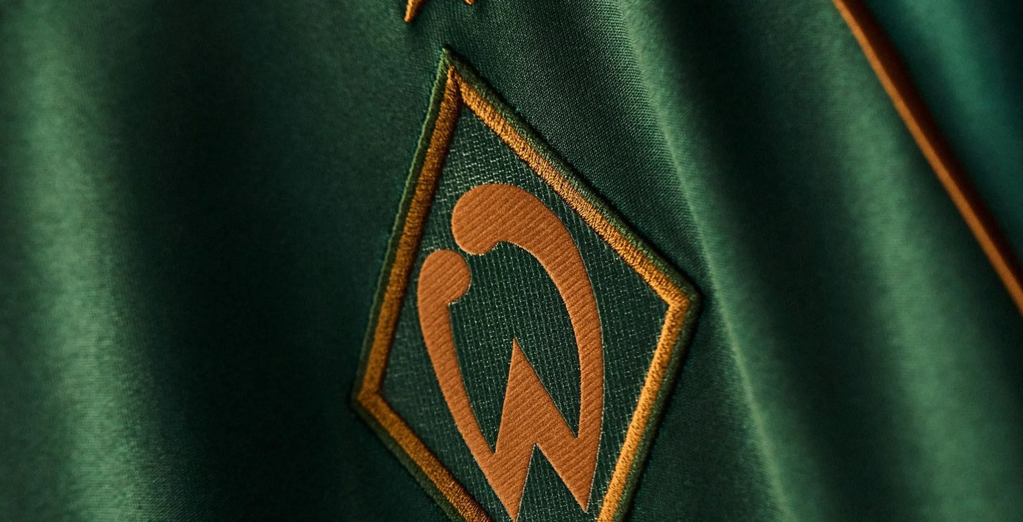 Werder Bremen presenta sus camisetas 2025-2026: tranvías, neón y 60 años del primer título