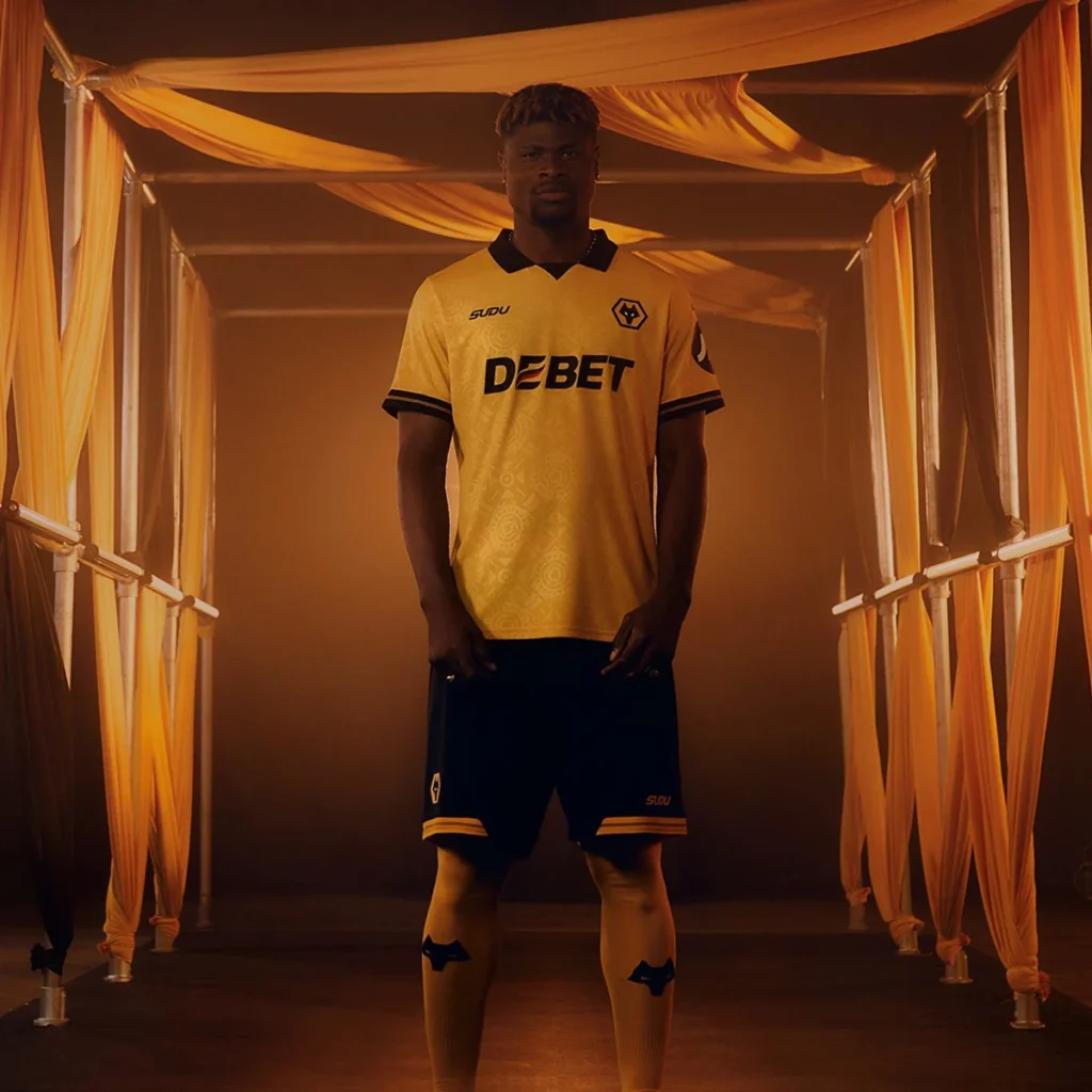 Wolverhampton Wanderers presenta sus camisetas 2025-2026: homenaje a los años 70, al lobo y a Brasil