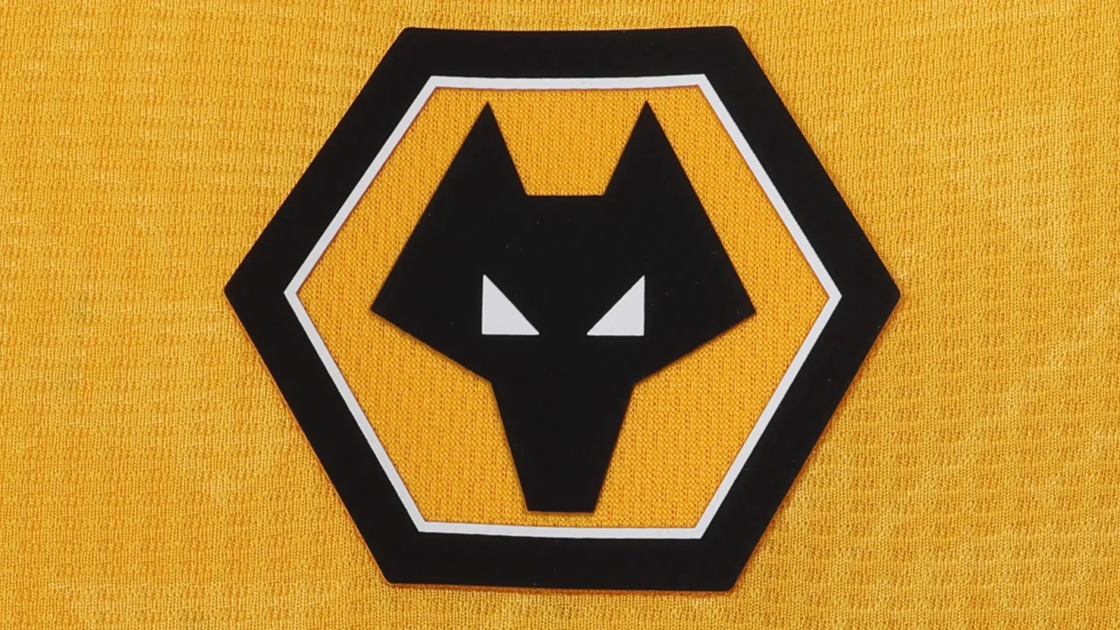 Wolverhampton Wanderers presenta sus camisetas 2025-2026: homenaje a los años 70, al lobo y a Brasil