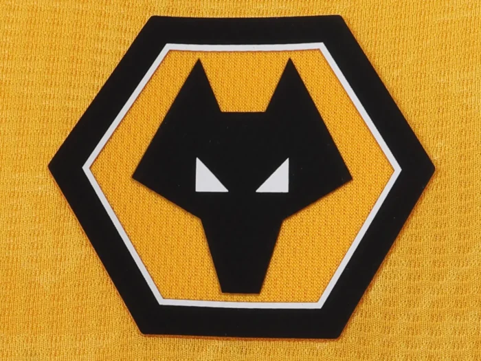 Wolverhampton Wanderers presenta sus camisetas 2025-2026: homenaje a los años 70, al lobo y a Brasil