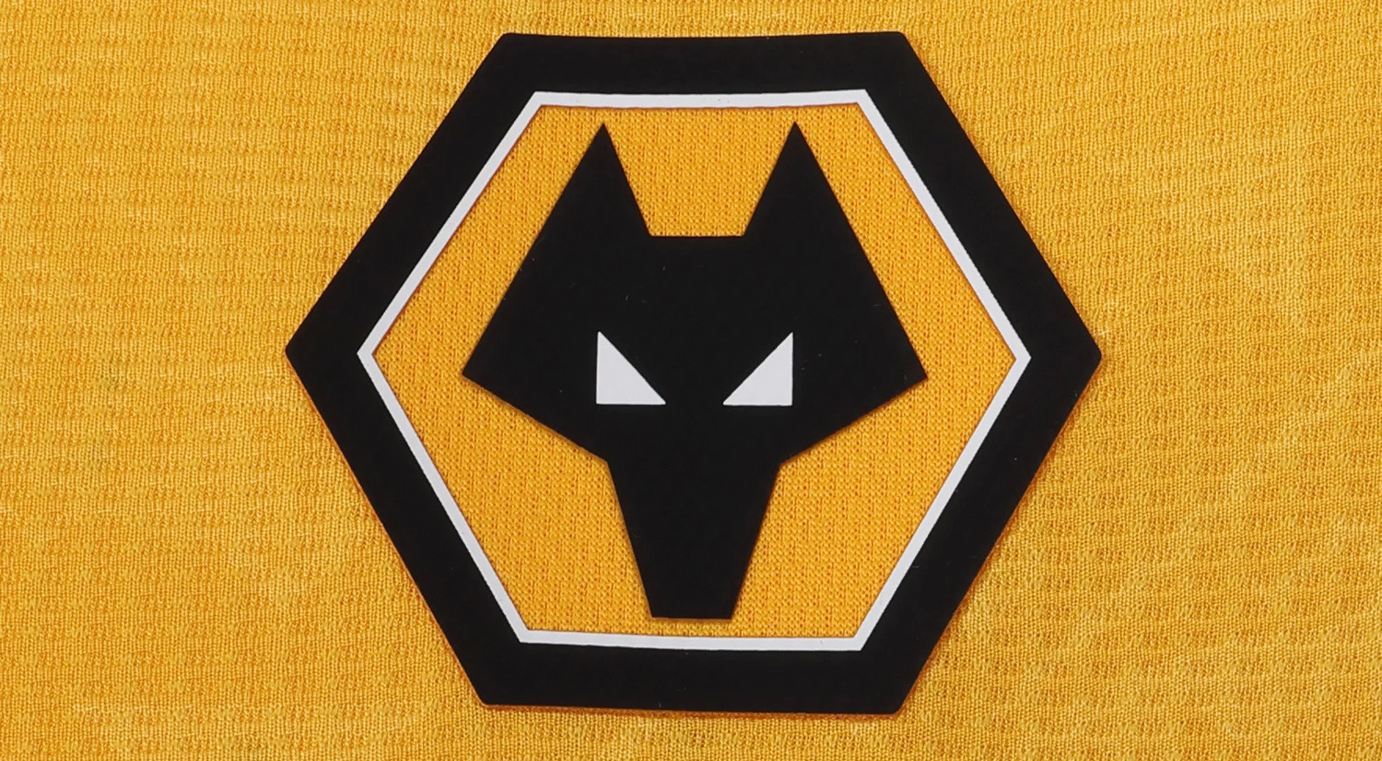 Wolverhampton Wanderers presenta sus camisetas 2025-2026: homenaje a los años 70, al lobo y a Brasil
