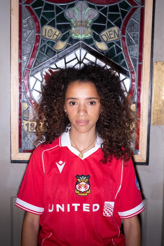 Wrexham AFC presenta sus camisetas 2025-2026, inspiradas en los años 80, Gales y la Patagonia