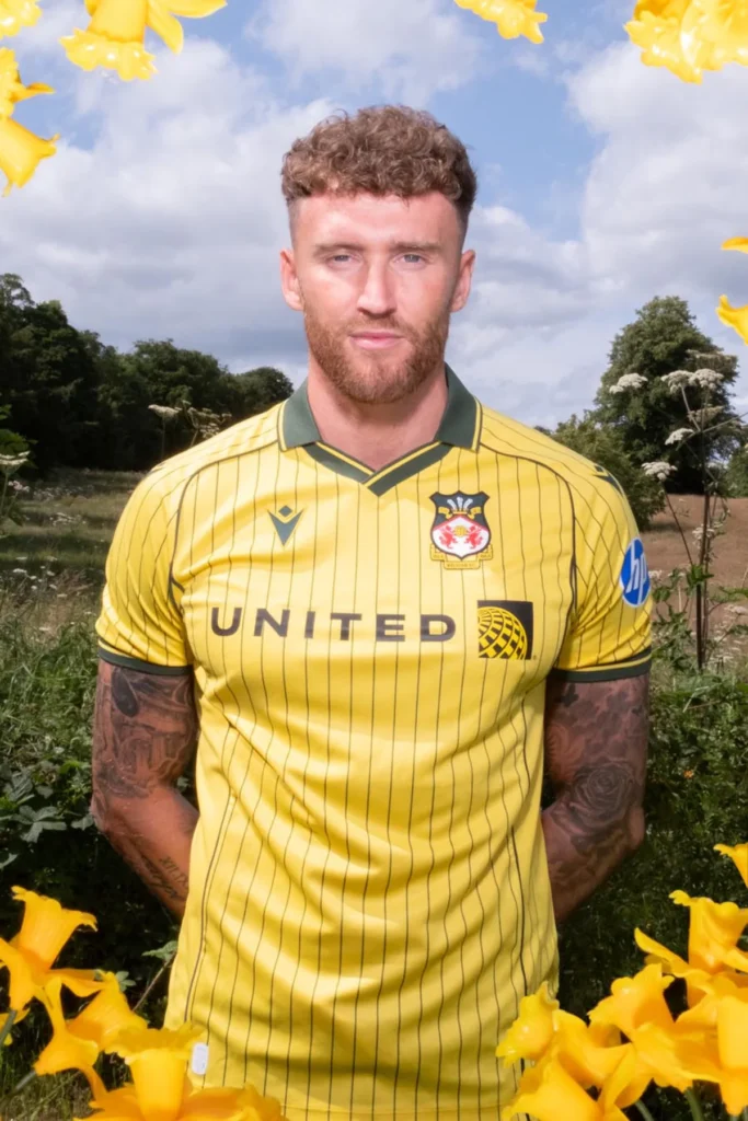 Wrexham AFC presenta sus camisetas 2025-2026, inspiradas en los años 80, Gales y la Patagonia