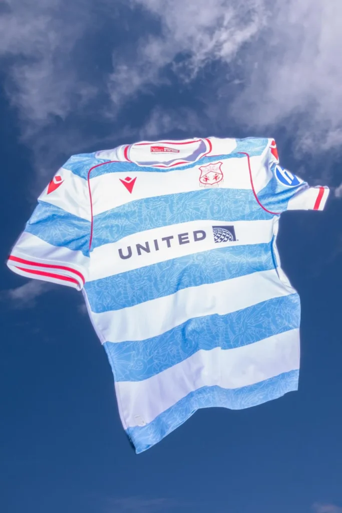 Wrexham AFC presenta sus camisetas 2025-2026, inspiradas en los años 80, Gales y la Patagonia