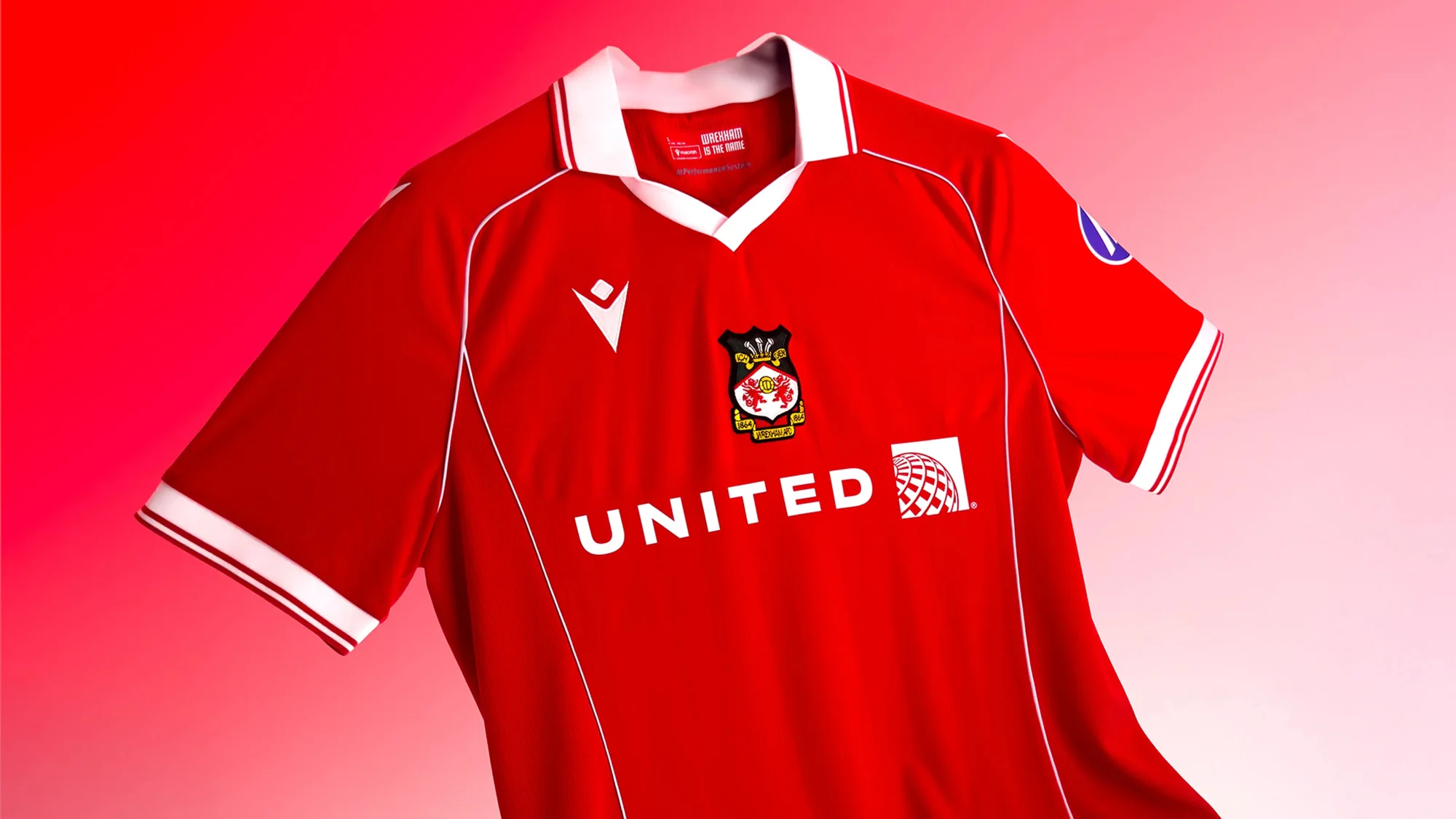 Wrexham AFC presenta sus camisetas 2025-2026, inspiradas en los años 80, Gales y la Patagonia