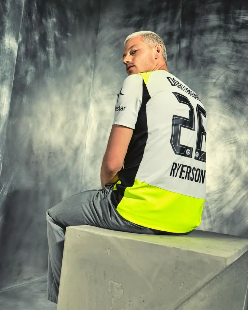Borussia Dortmund presenta su camiseta visitante 2025-2026, inspirada en la intensidad