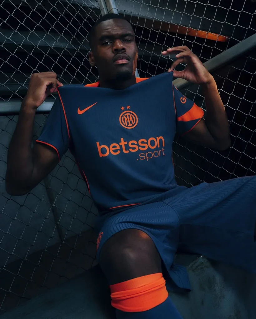 El Inter de Milán estrena su tercera camiseta 2025-2026 también con el espíritu Total90