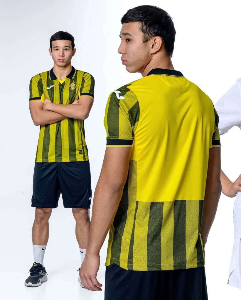 Kairat Almaty presenta sus camisetas 2025-2026 con un diseño retro en negro y amarillo