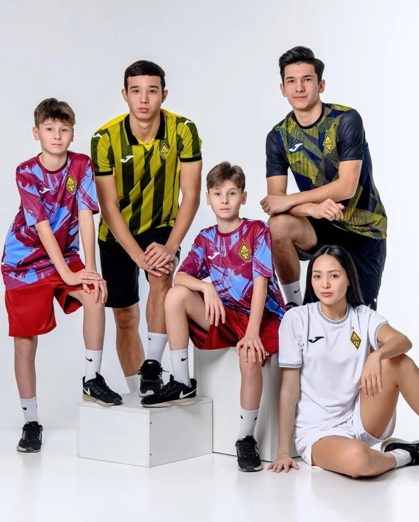 Kairat Almaty presenta sus camisetas 2025-2026 con un diseño retro en negro y amarillo