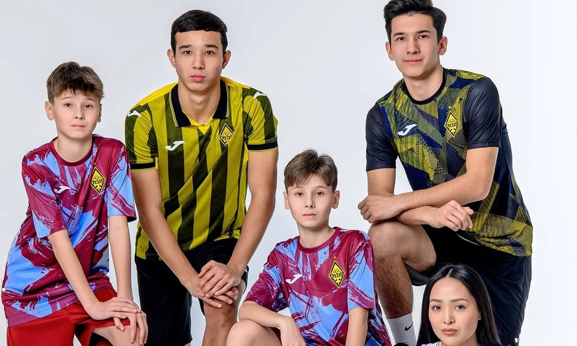 Kairat Almaty presenta sus camisetas 2025-2026 con un diseño retro en negro y amarillo