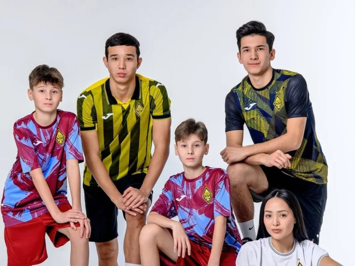 Kairat Almaty presenta sus camisetas 2025-2026 con un diseño retro en negro y amarillo