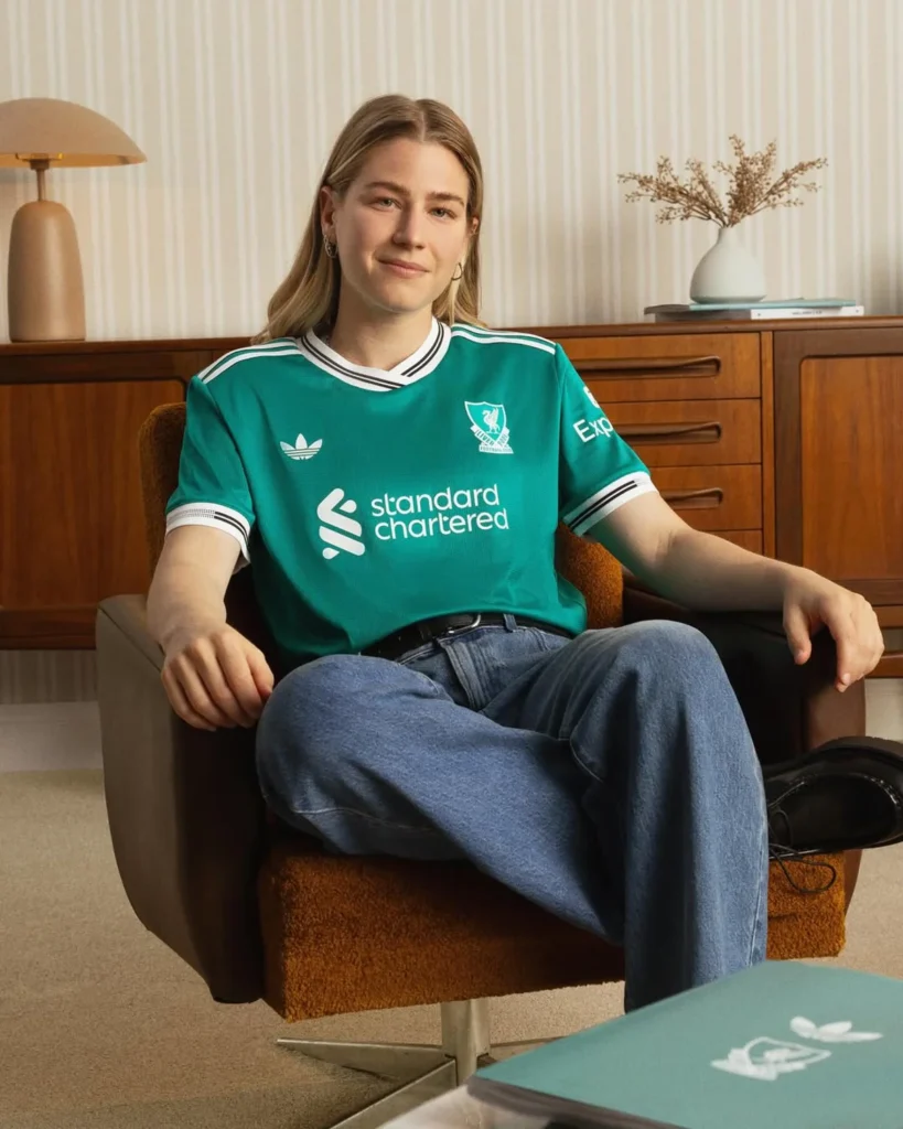 La tercera camiseta del Liverpool 2025-2026 apuesta por el aire retro