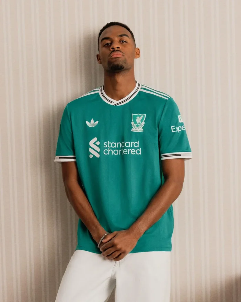 La tercera camiseta del Liverpool 2025-2026 apuesta por el aire retro