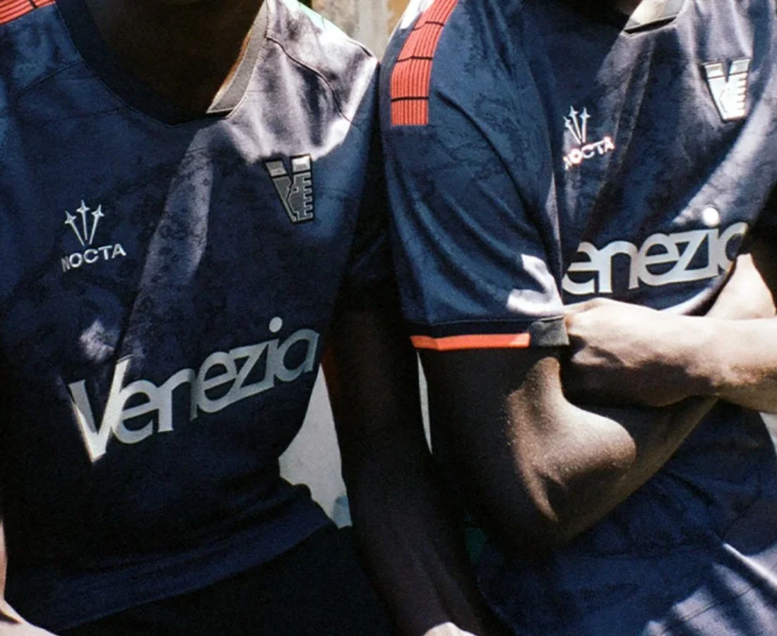 Venezia FC presenta sus camisetas 2025-2026 de NOCTA inspiradas en la cartografía del siglo XV