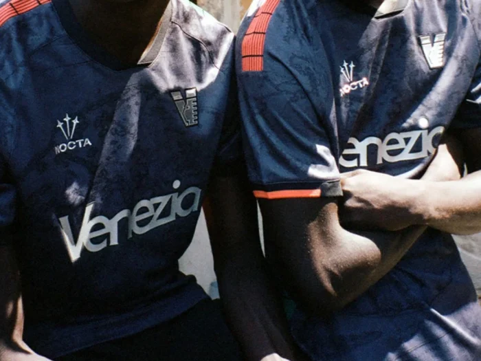 Venezia FC presenta sus camisetas 2025-2026 de NOCTA inspiradas en la cartografía del siglo XV