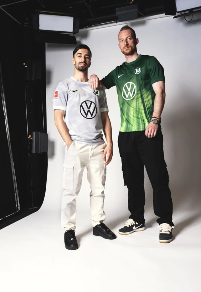 Estas son las camisetas del VfL Wolfsburg 2025-2026: verde oscuro, plata y homenaje a los 80 años