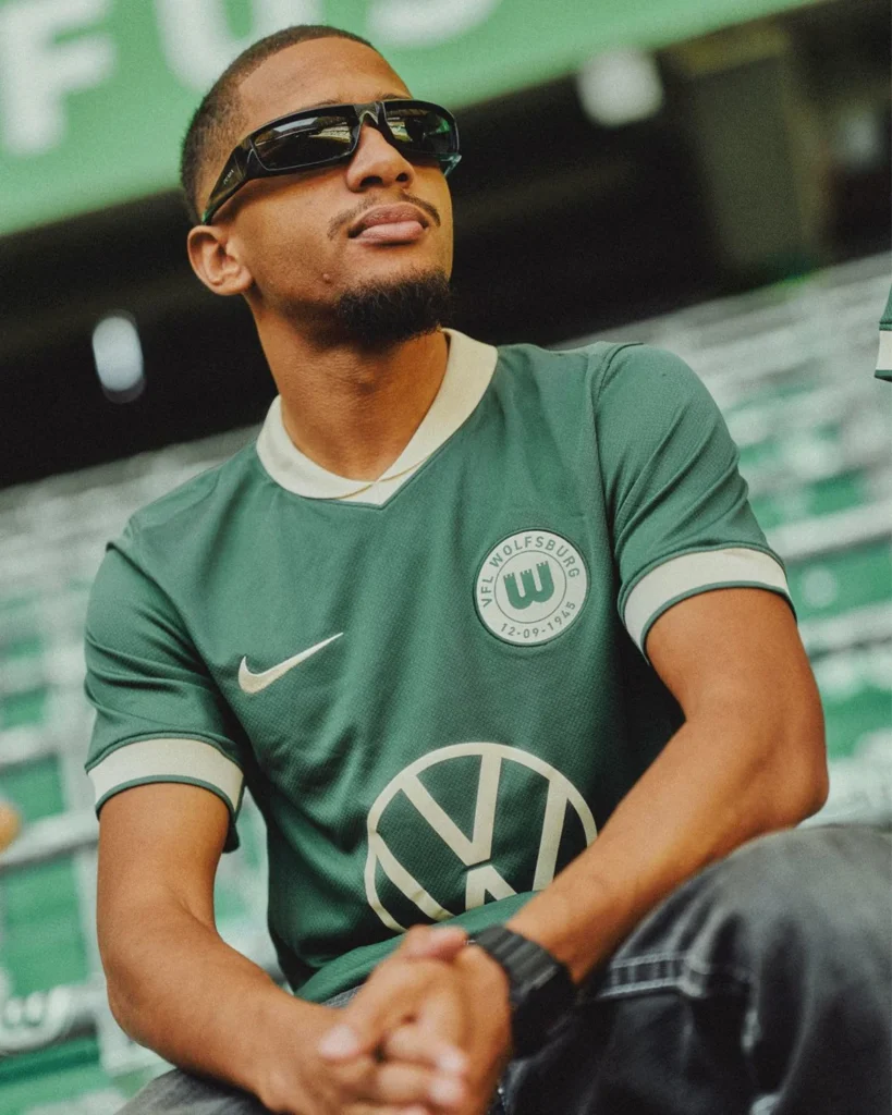 Estas son las camisetas del VfL Wolfsburg 2025-2026: verde oscuro, plata y homenaje a los 80 años