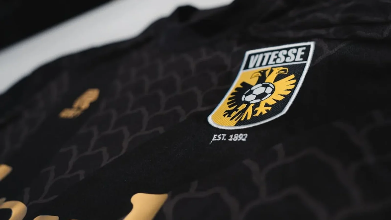 Vitesse presenta sus camisetas 2025-2026: homenaje retro a 1993-1994 y al curso del Rin