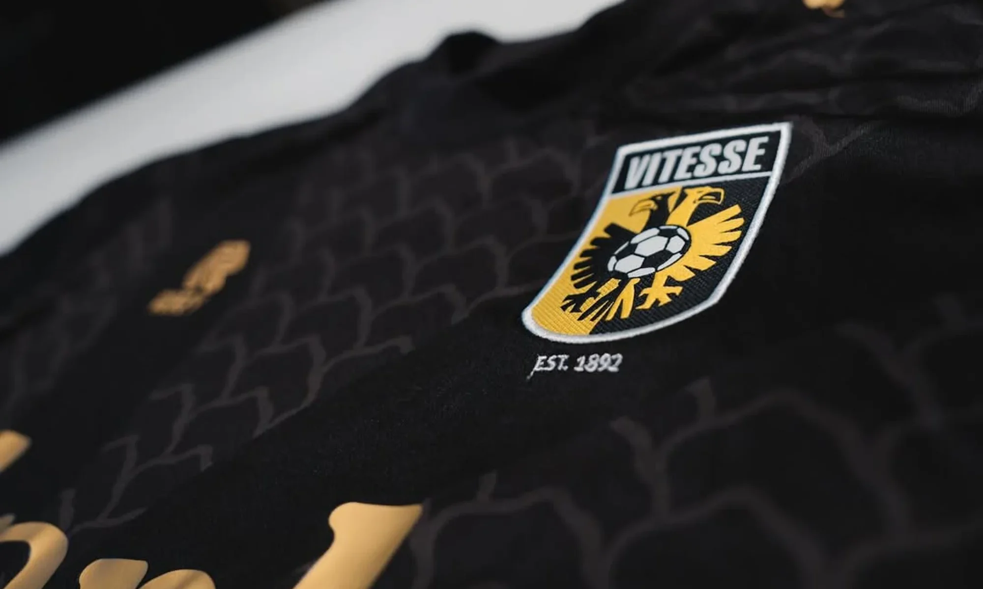 Vitesse presenta sus camisetas 2025-2026: homenaje retro a 1993-1994 y al curso del Rin